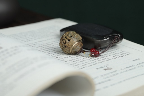 绿檀木镂空雕刻品