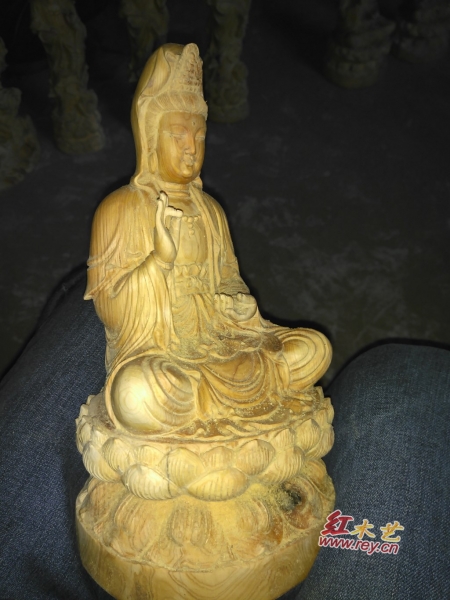 坐莲观音香柏木雕刻加工