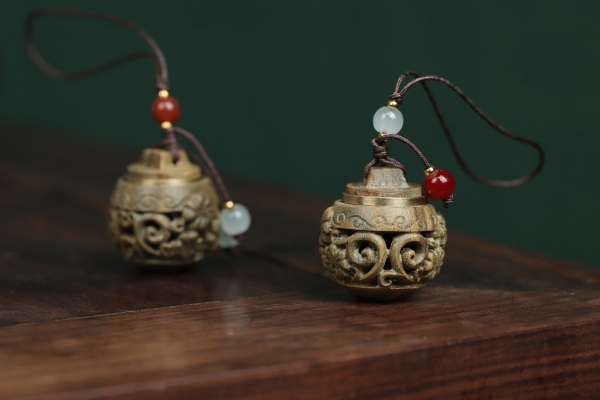 绿檀木镂空雕刻品