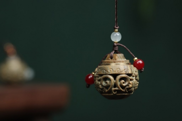 绿檀木镂空雕刻品